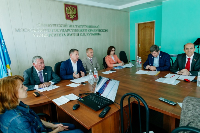 Оренбургские парламентарии провели круглый стол на базе МГЮА 